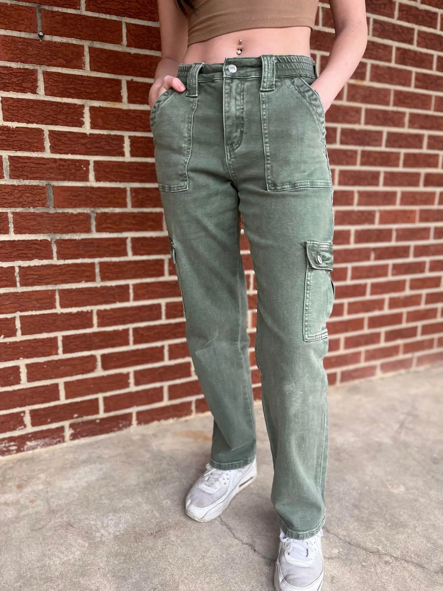 MID RISE STRAIGHT WITH CARGO JEANS POCKET DETAIL